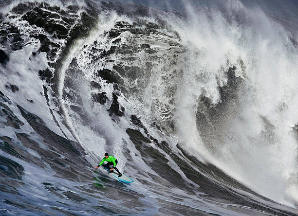 surf una ola - big wave surfing fotografías e imágenes de stock