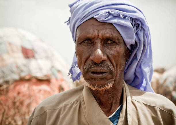 anziani uomo somalo - somalian culture foto e immagini stock