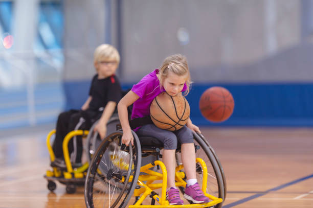 enfants jouant au basketball en fauteuil roulant - sports en fauteuil roulant photos et images de collection