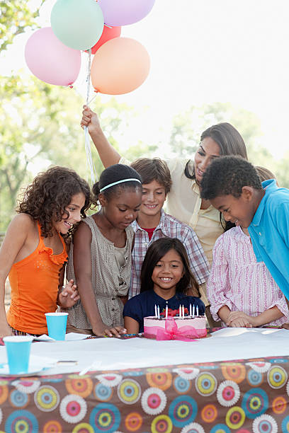 お子様のバースデーパーティー、バースデーケーキ - birthday family party cake ストックフォトと画像