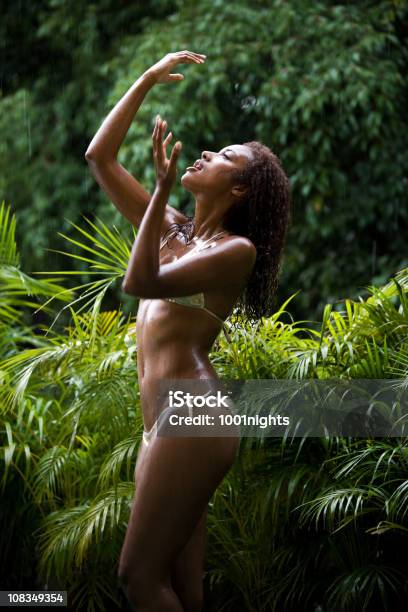 Молодая Черная Женщина Dancing In The Rain — стоковые фотографии и другие картинки Чувственность - Чувственность, Секс-символ, Бикини