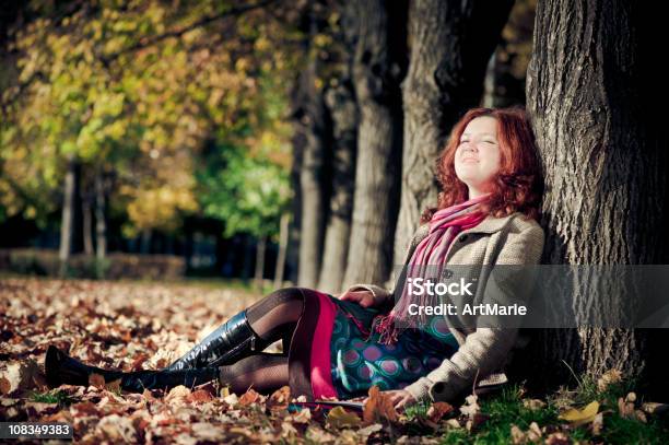 Genießen Sie Den Herbst Stockfoto und mehr Bilder von Herbst - Herbst, Kleid, Eleganz