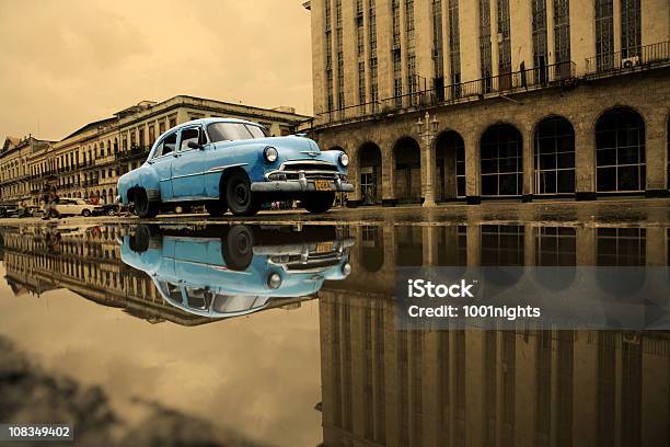 Coche Azul En La Habana Vieja Foto de stock y más banco de imágenes de Cuba - Cuba, Coche, La Habana