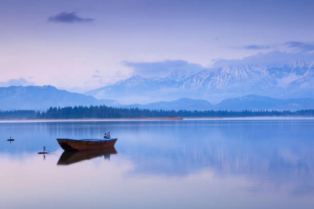 tranquillità con barca sul lago hopfensee - allgau bavaria mountain horizon foto e immagini stock