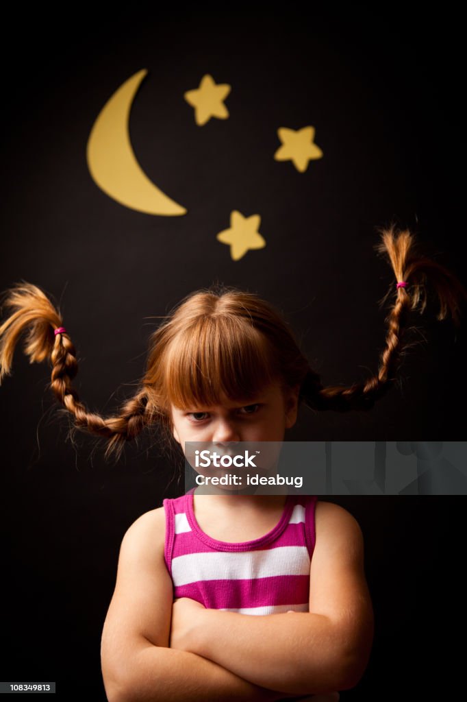 Grumpy Chica con mallas ascendente de pie bajo la luna y las estrellas - Foto de stock de Enfado libre de derechos