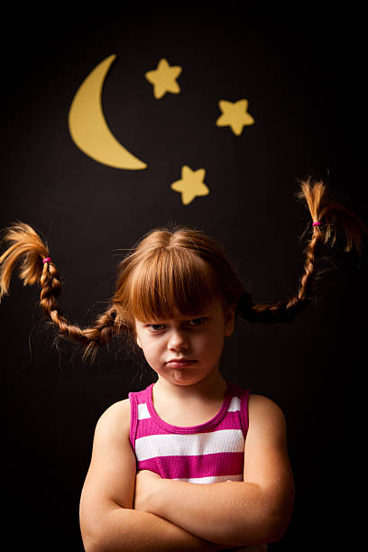 grumpy chica con mallas ascendente de pie bajo la luna y las estrellas - anger child braids braided fotografías e imágenes de stock