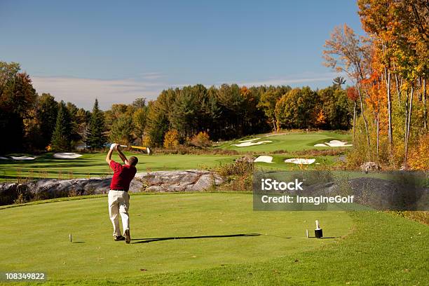 Jogador De Golfe No Tee Em Queda - Fotografias de stock e mais imagens de Golfe - Golfe, Outono, Golfista