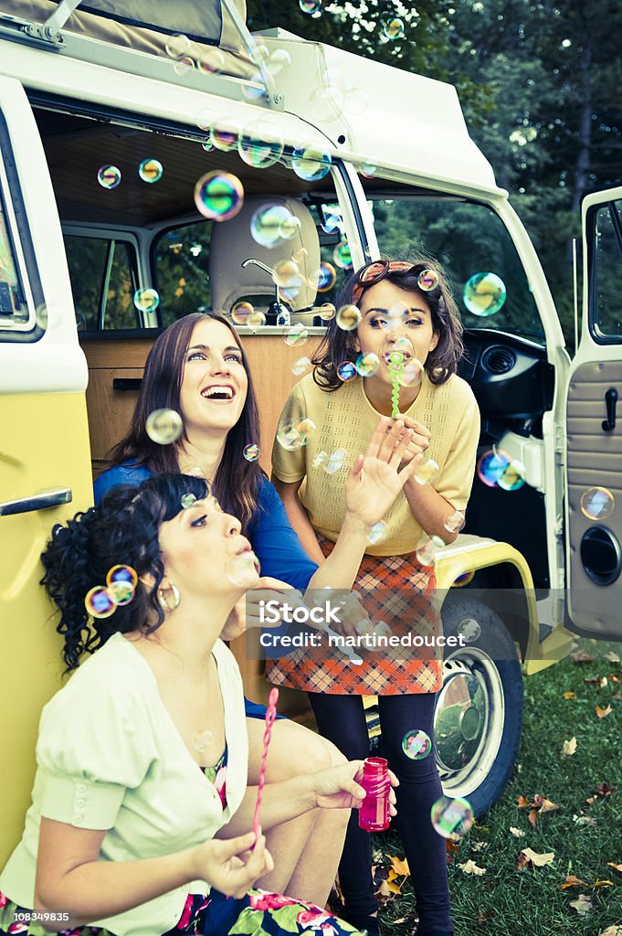 Doskonałą Trzy dziewczyny co pęcherzyki powietrza na zewnątrz w lecie, w pozycji pionowej. - Zbiór zdjęć royalty-free (1970-1979)
