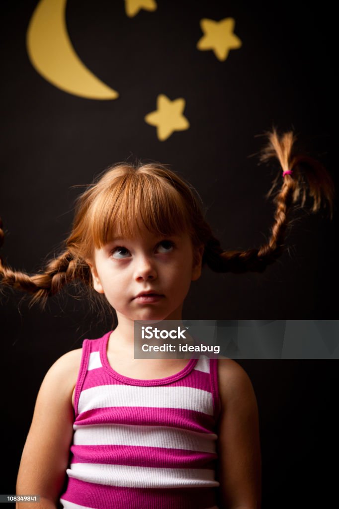 Маленькая девочка с косичками Глядя вверх в виде луны и звезд - Стоковые фото 4-5 лет роялти-фри