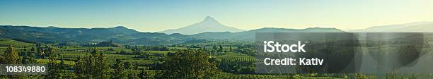美しいオレゴンパノラマ - オレゴン州のストックフォトや画像を多数ご用意 - オレゴン州, 山, 農園