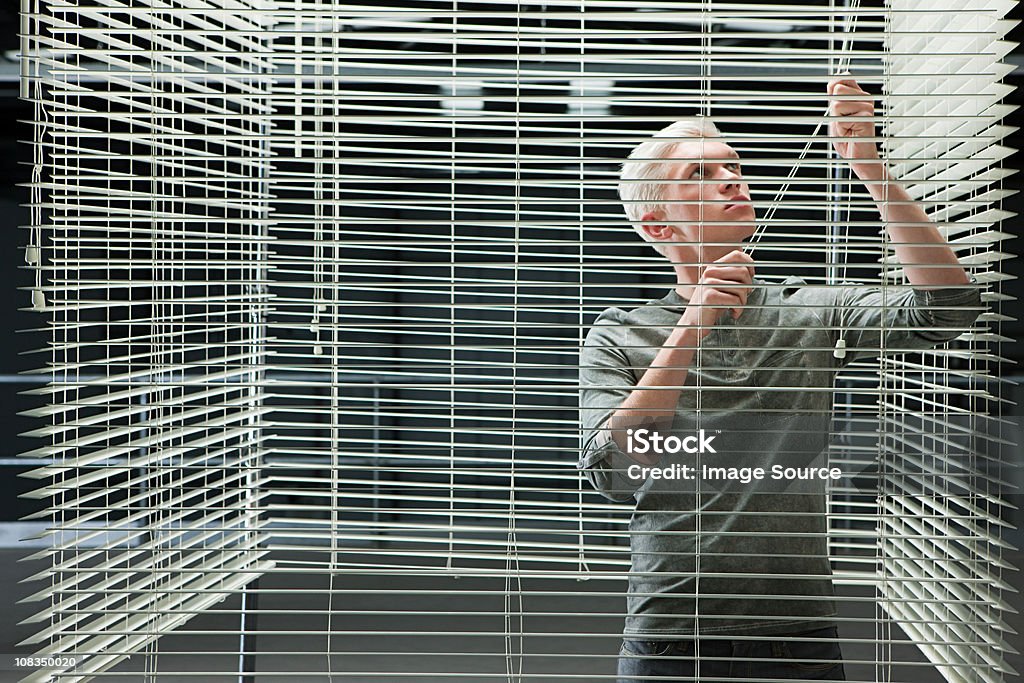 Hombre joven cierre ciego veneciano - Foto de stock de Persiana - Decoración libre de derechos