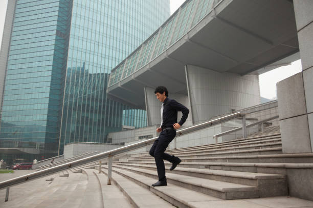 китайский бизнесмен на ступенях города - running down стоковые фото и изображения