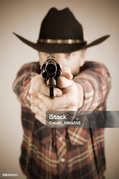 Cowboy Un Arma Apuntando A La Cámara Foto de stock y más banco de imágenes de A cuadros - A cuadros, Adulto, Adulto maduro