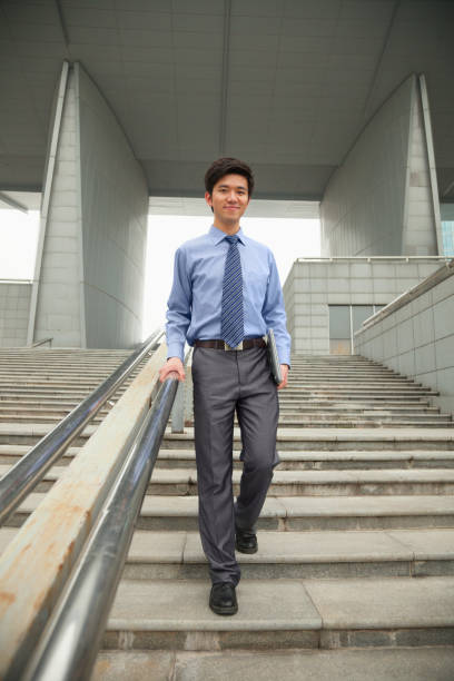 homem de negócios chinês em degraus da cidade - staircase steps moving down student - fotografias e filmes do acervo