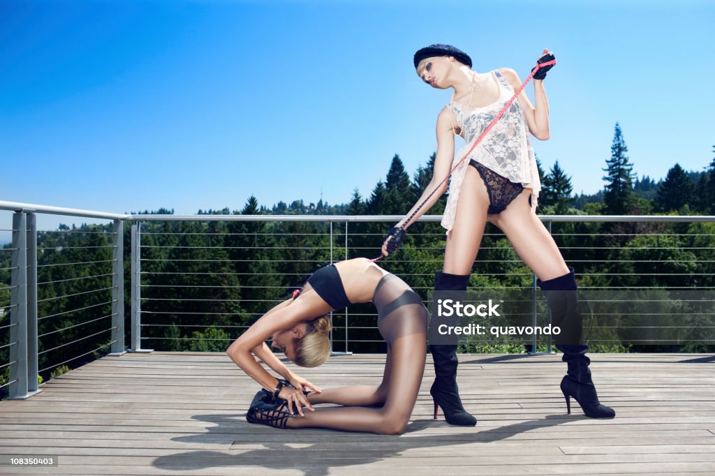 Красивый сексуальный от кутюр мода модели на открытом воздухе делают йоги - Стоковые фото Доминатрикс роялти-фри