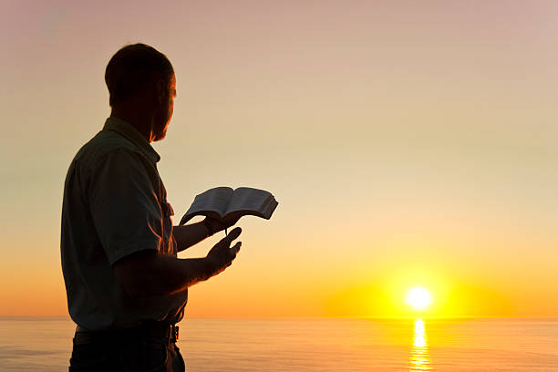 hombre con conocimientos - apostle fotografías e imágenes de stock