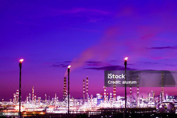 Refinería De Petróleo Foto de stock y más banco de imágenes de Gas de efecto invernadero - Gas de efecto invernadero, Dióxido de carbono, Chimenea industrial