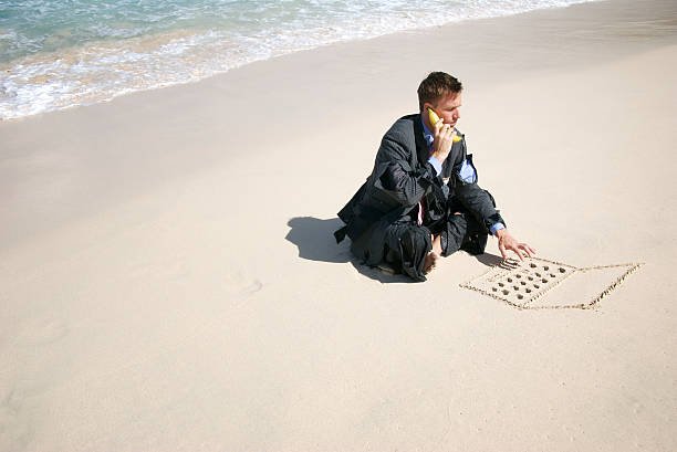 náufrago ejecutivo conversaciones con bananaphone y tipos de arena - lost beach fotografías e imágenes de stock