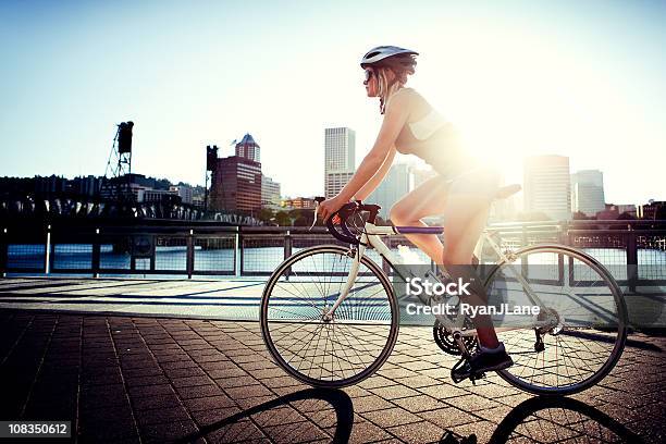 夜の通勤自転車 - サイクリングのストックフォトや画像を多数ご用意 - サイクリング, 都市, 自転車
