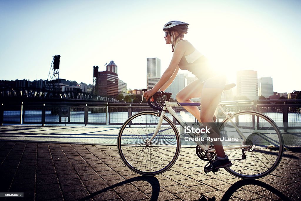 Trajeto de bicicleta à noite - Foto de stock de Ciclismo royalty-free