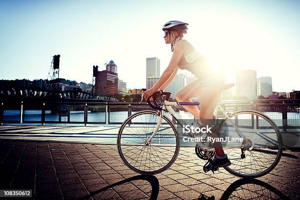 Foto de Trajeto De Bicicleta À Noite e mais fotos de stock de Ciclismo - Ciclismo, Cidade, Bicicleta