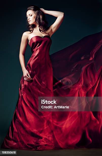 Kobieta W Red - zdjęcia stockowe i więcej obrazów Czerwony - Czerwony, Sukienka, Tylko jedna kobieta