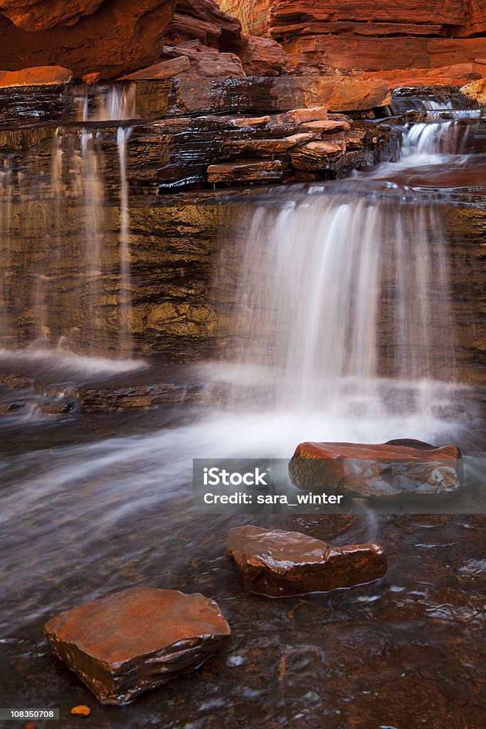 Piccola cascata nel Hancock Gorge, di Karijini NP, Australia occidentale - Foto stock royalty-free di Parco Nazionale di Karijini