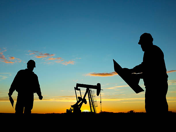 puits de pétrole pump pumpjack & travailleur silhouettes - engineer oil rig oil field manual worker photos et images de collection