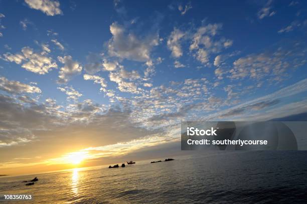 Foto de Nascer Do Sol No Mar e mais fotos de stock de Beleza natural - Natureza - Beleza natural - Natureza, Cena de tranquilidade, Céu - Fenômeno natural