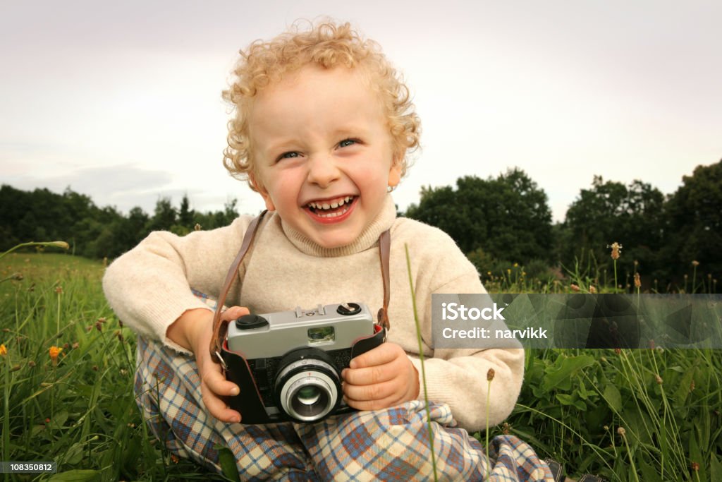 小さな男の子の楽しみはカメラとレトロ - 子供のロイヤリティフリーストックフォト