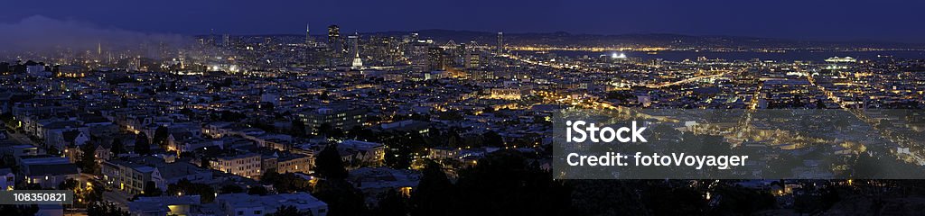 Luces brillantes el centro de la ciudad de San Francisco con iluminación azul anochecer panorama de California - Foto de stock de Distrito de Mission libre de derechos