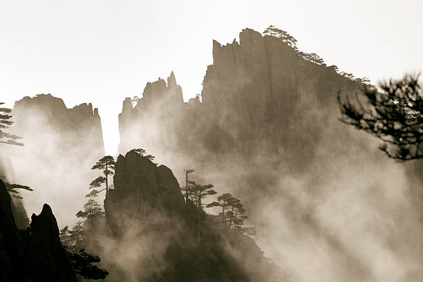 montanha em névoa - huangshan mountains - fotografias e filmes do acervo