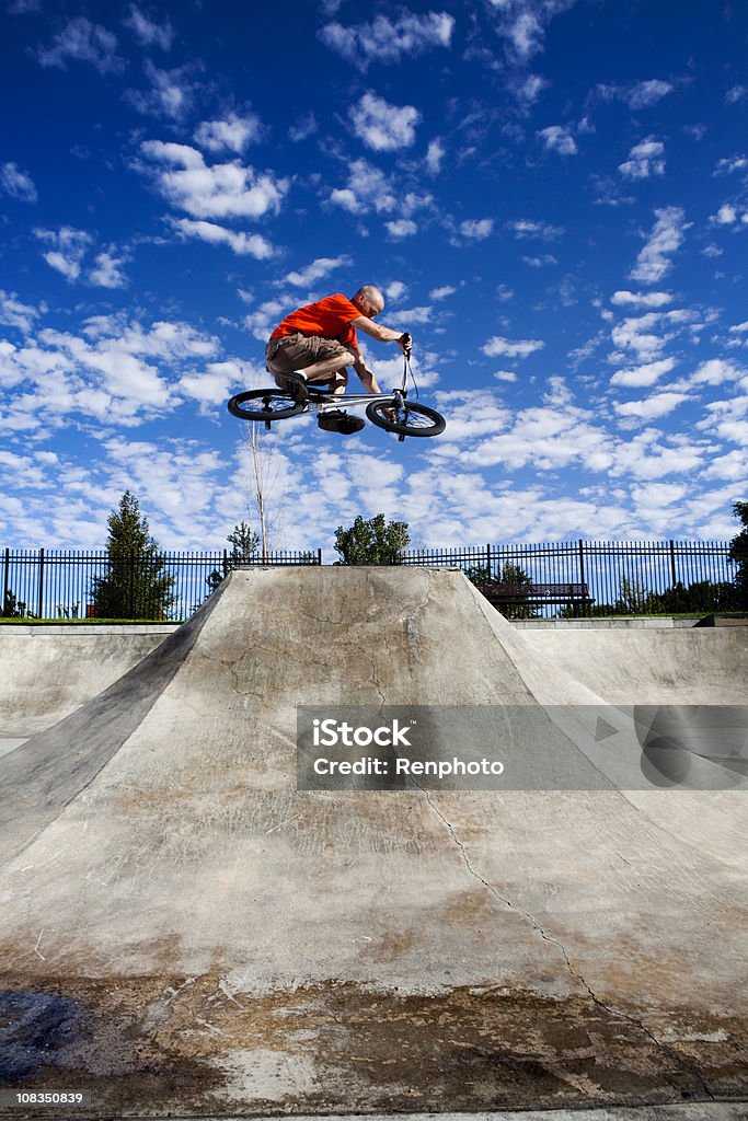 Biker springt in eine Skate-Park - Lizenzfrei BMX Stock-Foto