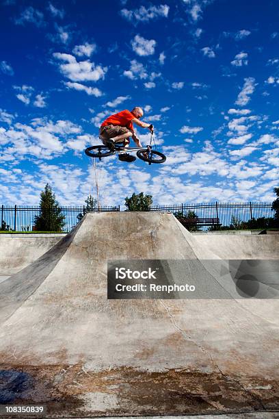 Biker Springt In Eine Skatepark Stockfoto und mehr Bilder von BMX - BMX, Bewegung, Ein Mann allein
