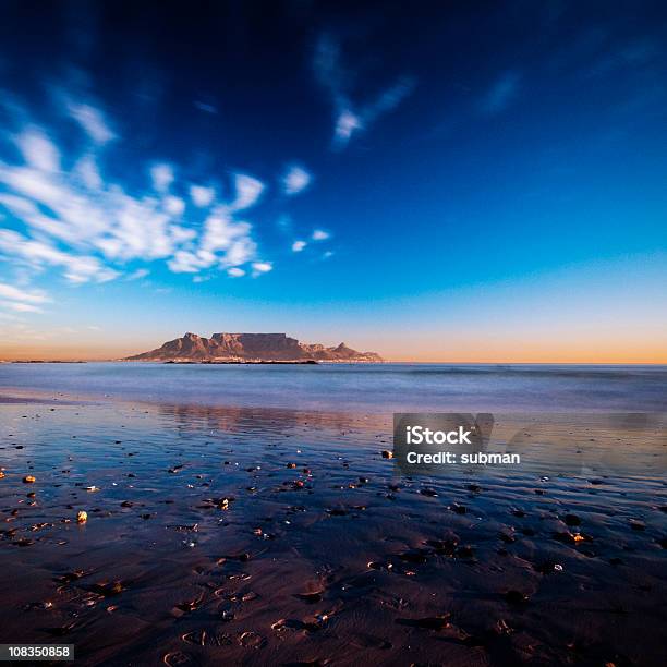 Photo libre de droit de Vue Sur La Montagne De La Table banque d'images et plus d'images libres de droit de Table Mountain - Afrique du sud - Table Mountain - Afrique du sud, Coucher de soleil, Le Cap