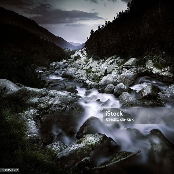 Río En Las Montañas Foto de stock y más banco de imágenes de Aire libre - Aire libre, Anochecer, Belleza de la naturaleza