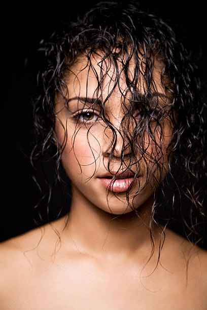 mieszanej rasy kobieta z mokre włosy kręcone - mokry włos zdjęcia i obrazy z banku zdjęć