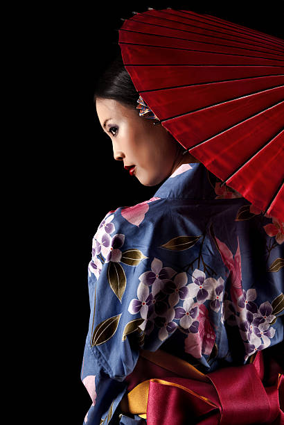 japanischer geisha mit einem roten regenschirm - parasol umbrella asian ethnicity asian culture stock-fotos und bilder