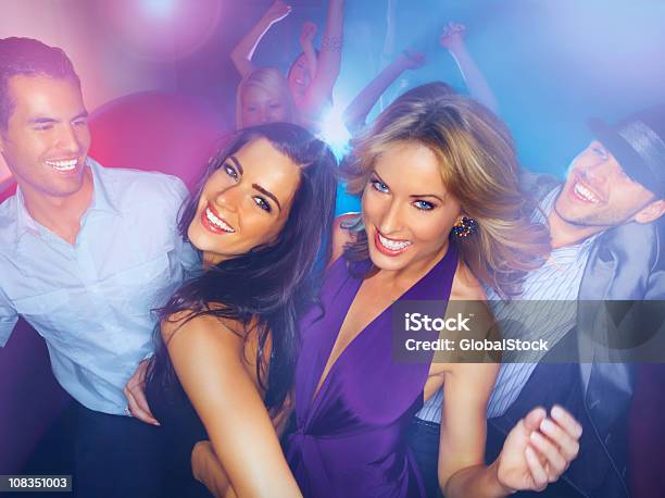 Gruppe Von Freunden Die Spaß An Der Diskothek Stockfoto und mehr Bilder von Aufregung - Aufregung, Clubs besuchen, Das Eis brechen