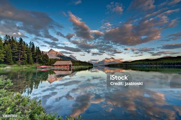 En Un Cobertizo Para Botes En El Lago Alpino Foto de stock y más banco de imágenes de 2010 - 2010, Aire libre, Alberta