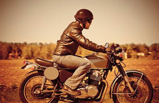 vintage motorcycle ride - motocicleta fotos fotografías e imágenes de stock