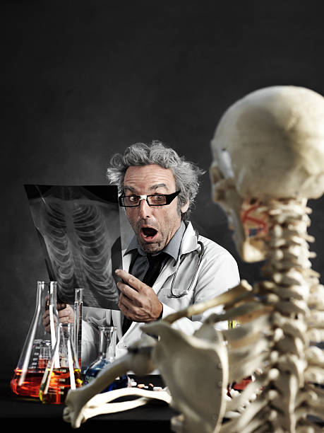 mad médecin avec son patient - scientist bizarre halloween mad scientist photos et images de collection