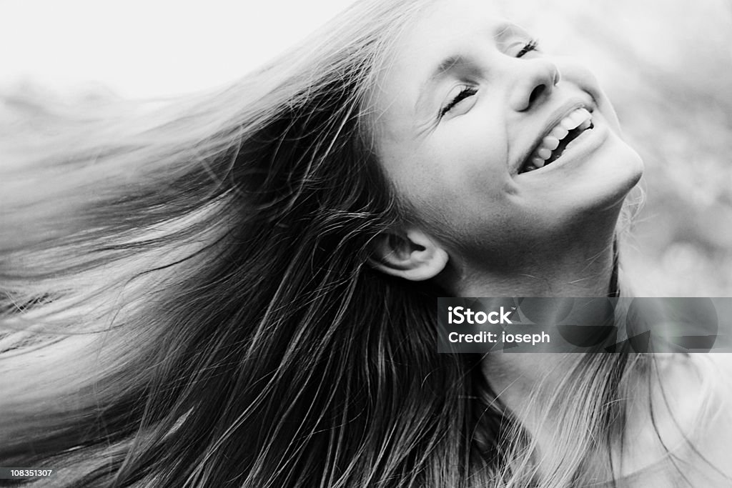 Веселая Молодая женщина, наслаждаясь весной за - Стоковые фото 20-24 года роялти-фри