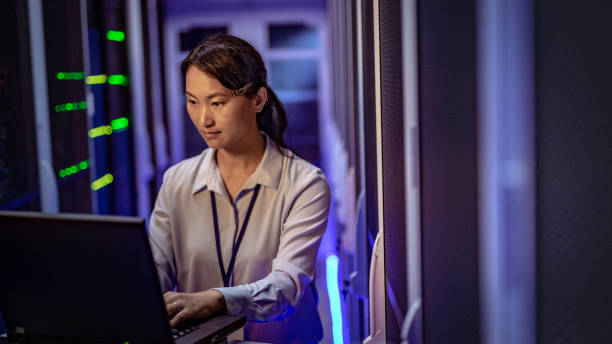 kobieta azjatycka informatyka używająca komputera w serwerowni - it support network server technology security system zdjęcia i obrazy z banku zdjęć
