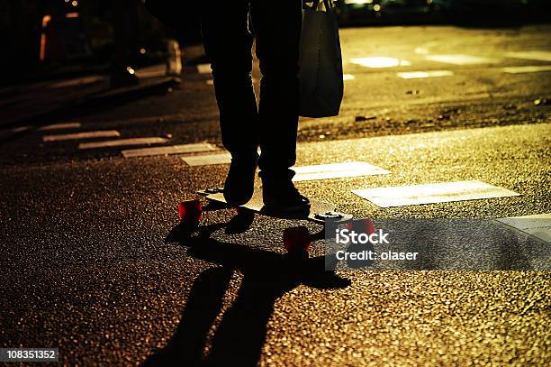 Photo libre de droit de Jeune Skateur Sur La Rue banque d'images et plus d'images libres de droit de A la mode - A la mode, Activité de loisirs, Adolescent