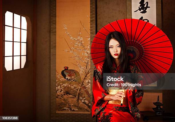 Bela Japonês Gueixa Com Guardachuva Vermelho - Fotografias de stock e mais imagens de Gueixa - Gueixa, Japão, Tradição