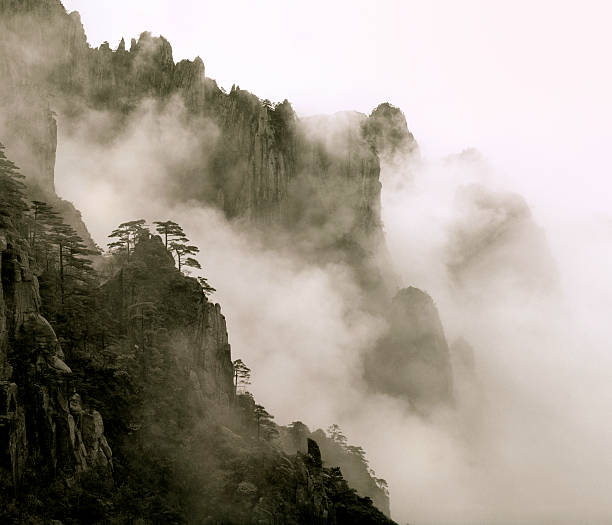 montanha névoa - huangshan mountains - fotografias e filmes do acervo