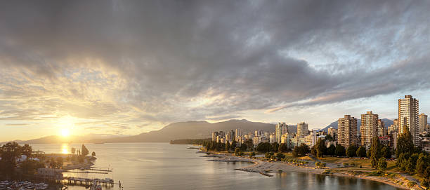 Pôr do sol ao longo de Vancouver, BC - fotografia de stock