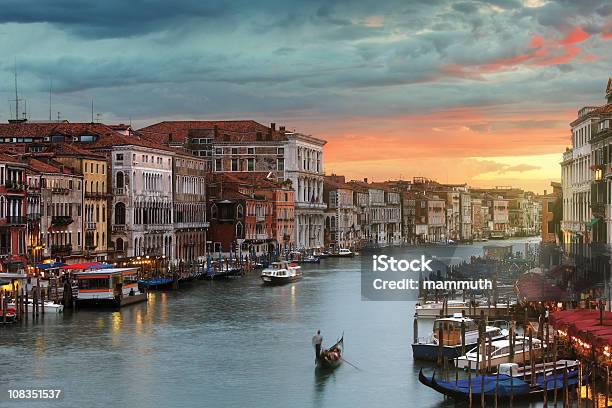 Grande Canal De Veneza Ao Pôr Do Sol Com Gôndola - Fotografias de stock e mais imagens de Grande Canal - Veneza - Grande Canal - Veneza, Ao Ar Livre, Canal - Água Corrente