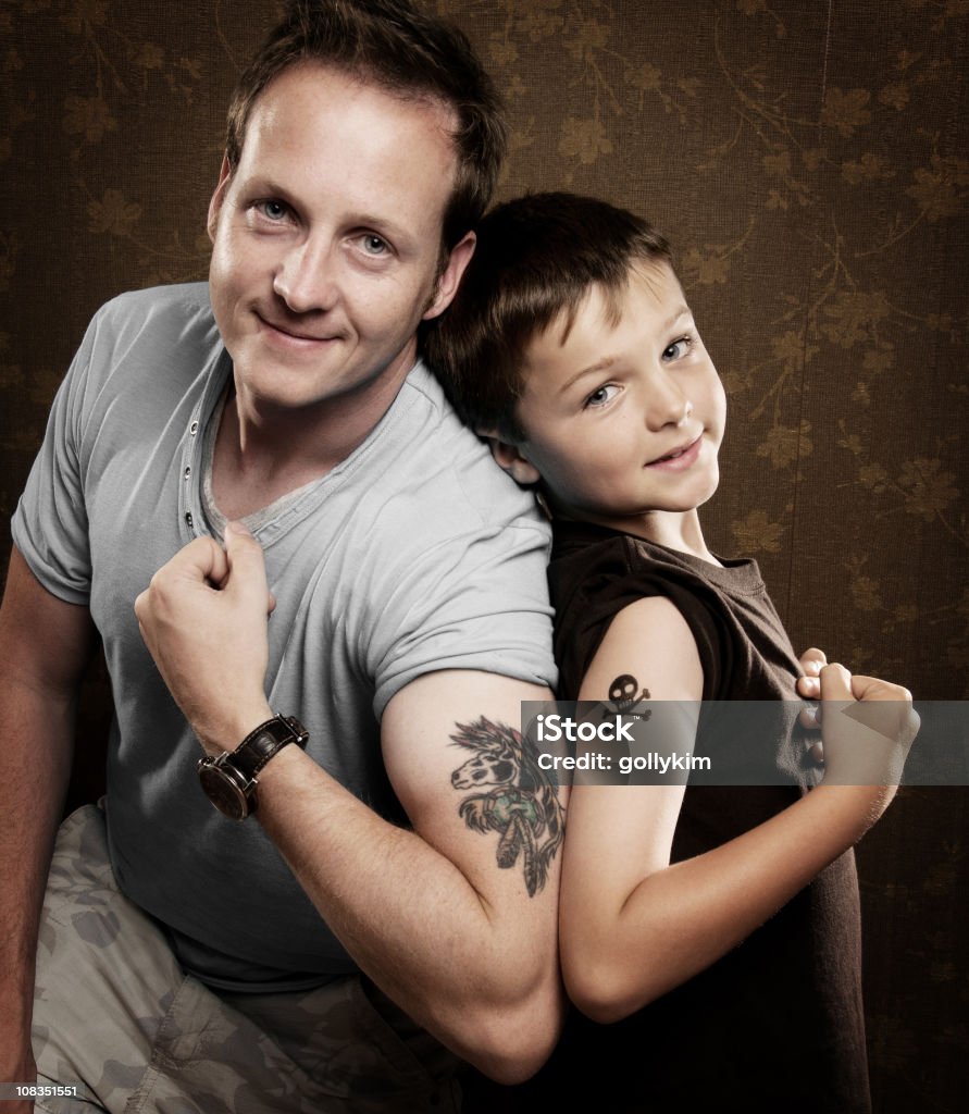 Vater und Sohn mit Tätowierungen - Lizenzfrei Tätowierung Stock-Foto